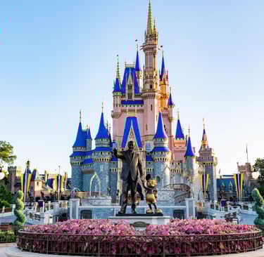Castillo Magic kingdom en Walt Disney World con estatua de Partners de Walt Disney y Mickey Mouse