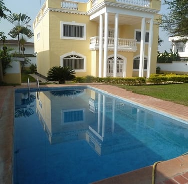 luxueuse villa avec piscine sur douala