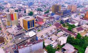 Vue aérienne d'une rue animée de Yaoundé, avec ses bâtiments urbains et son trafic