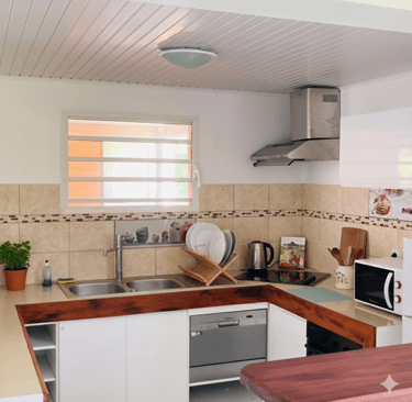 Cuisine fonctionnelle et lumineuse dans bas de villa climatisé à Ducos Martinique