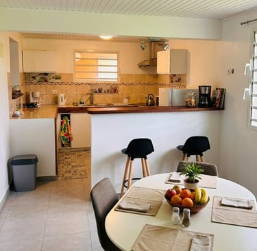 Cuisine équipée ouverte avec bar et coin repas – location saisonnière à Ducos Martinique