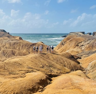 Randonnée à la Savane des Pétrifications en Martinique – paysage désertique et falaises ocre 