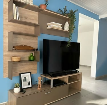 Salon moderne climatisé avec télévision et décoration soignée, location saisonnière à Ducos. 