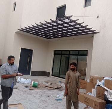برجولة حديد بسقف شبكي في الرياض تضيف ظلًا أنيقًا وتهوية طبيعية للفناء الخارجي.