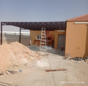 تنفيذ برجولة حديد في الرياض قيد العمل، تصميم عملي يغطي المساحة الخارجية ويوفر ظلًا قويًا.