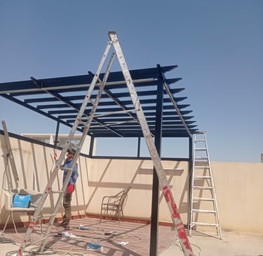 تركيب برجولة حديد حديثة في الرياض بهيكل متين يناسب الجلسات الخارجية والحدائق.