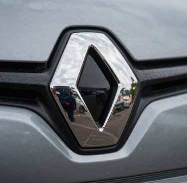 Close-up of the Hyundai Tucson’s front grille and logo shining under daylight.