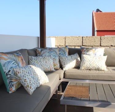 Tapicería sofá exterior y juegos de cojines. Barranco Grande. Tenerife. 
