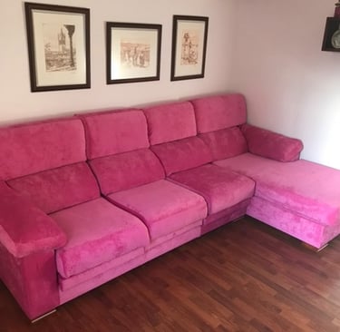Sofá chaiselong tapizado en terciopelo fucsia para salón ecléctico. San Cristobal de la Laguna.