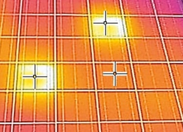 dron sa termalnom kamerom provjerava solarne panele