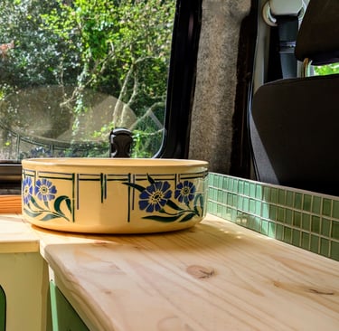 Vasque rétro en céramique fleurie sur plan de travail en bois massif, aménagement van esprit récup à