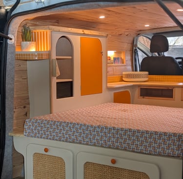 Intérieur van cosy avec éclairage chaleureux, mobilier en bois et rangements personnalisés Pinbeur.