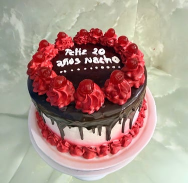 Pastel de chocolate con glaseado rojo y cerezas para una celebración de cumpleaños número 20.
