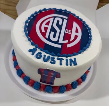 Pastel de cumpleaños personalizado del club de fútbol de San Lorenzo con glaseado azul y rojo para A