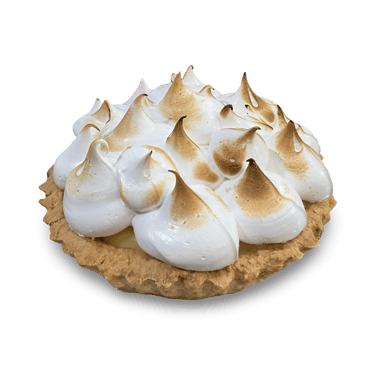 Una tarta gourmet de merengue de limón con picos tostados sobre una corteza de masa dorada aislada e
