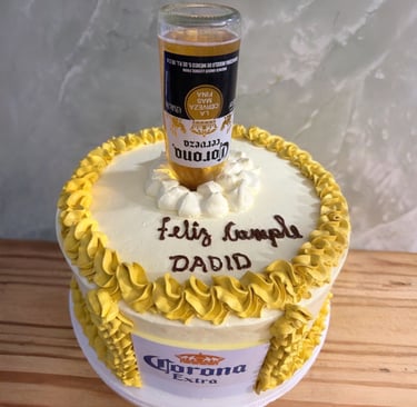 Pastel de cumpleaños de cerveza Corona personalizado con glaseado amarillo y un topper de botella de