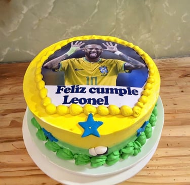 Pastel de cumpleaños con temática de fútbol brasileño amarillo y verde con texto de Neymar Jr. y Fel