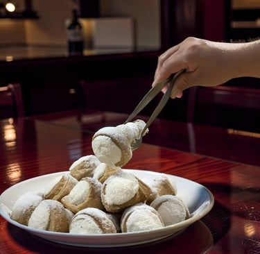 Servicio de conitos de hojaldre y crema chantilly presentados en un plato blanco para evento o merie