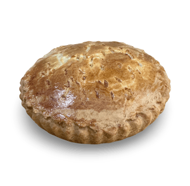 Pastel de carne casero marrón dorado con una corteza horneada escamosa aislada sobre un fondo negro.