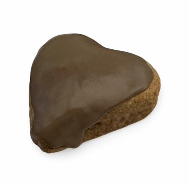 Galleta de jengibre en forma de corazón con glaseado de chocolate sobre un fondo negro.