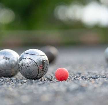boules de pétanque près du bouchon