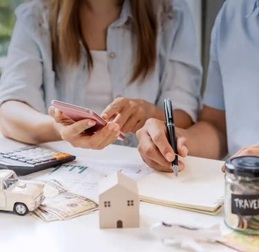 propietarios comparando plataformas de alquiler vacacional como airbnb y booking