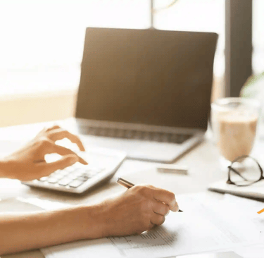 Propietario gestionando vivienda turística y comparando alternativas a Airbnb