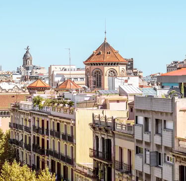 Vista de viviendas y edificios residenciales en Barcelona, en entorno urbano de uso turístico
