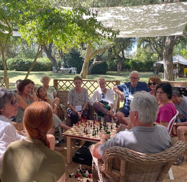 Imagen del curso Quaternity impartido por Jorge Mas el año 2024 y los asistentes junto a un tablero 