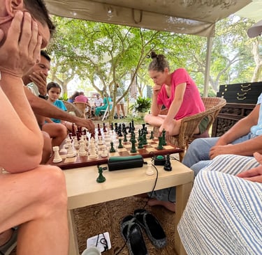 Partida en el campeonato de Arcos 2025 y los jugadores concentrados mirando el tablero con atención