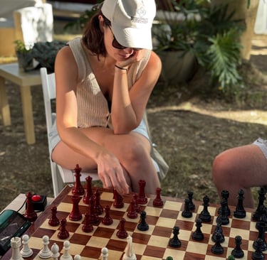 Jugadora de Quaternity concentrada en tablero de madera