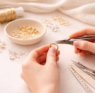 Creación de joyería artesanal en taller creativo de joyería.
