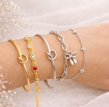 Pulseras artesanales de oro y plata con dijes personalizables.