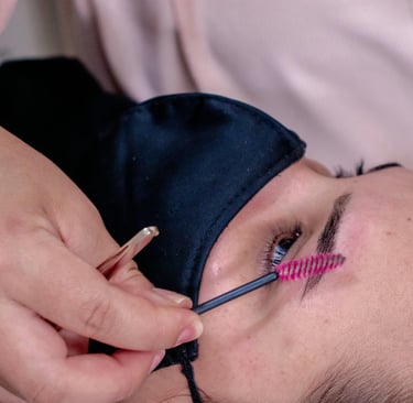 Especialista realizando un cepillado en ceja de una clienta