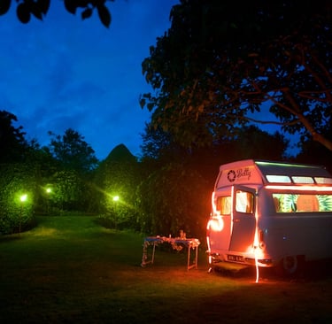 van rétro utilisé comme borne photo pour mariage ou fête
