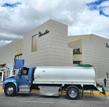 servicio de pipa de agua 24/7 con previa reservación, proporcionando agua 100% potable con entrega r