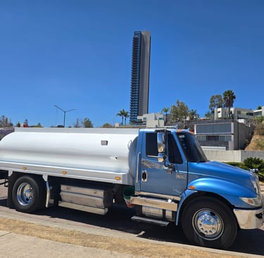 Pipa de llevando agua a domicilio