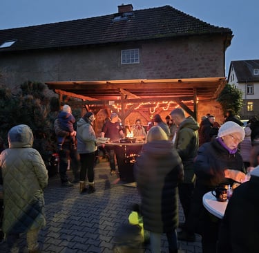 Gäste genießen das Catering von Itzel & Keiter beim Adventstürchen in Wiebelsbach