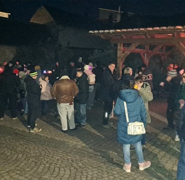 Gäste genießen das Catering von Itzel & Keiter beim Adventstürchen in Wiebelsbach