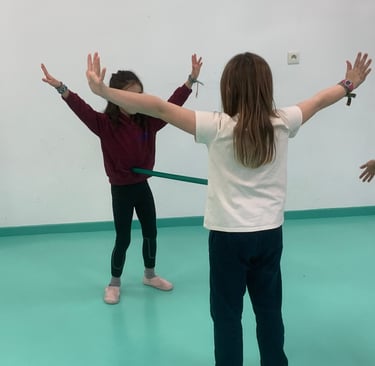 enfants pratique corporelle coopération et écoute de l'autre