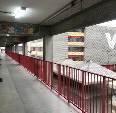 Sistema SafeForce Modular de redes para segurança e proteção de pallets em armazém industrial