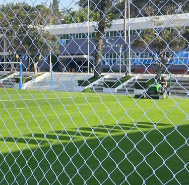 Varal de teto com sistema de manivela instalado em teto de gesso com buchas especiais