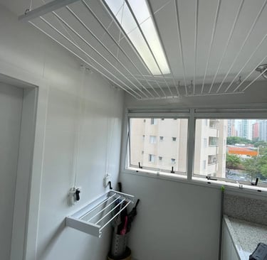 Técnico realizando instalação e manutenção de varal de teto na Zona Sul de São Paulo