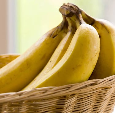 cacho de bananas em um cesto