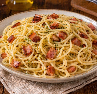 macarrão alho e óleo com bacon simples e barato caseiro
