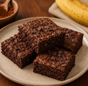 brownie fit de banana e cacau cortado em pedaços