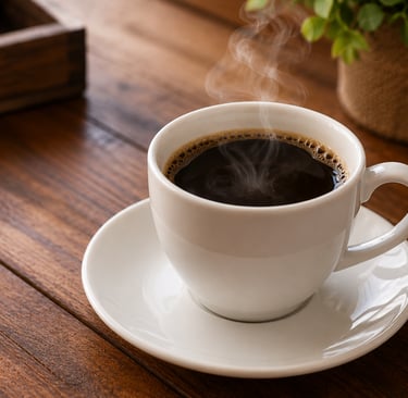 xícara de café quente soltando vapor sobre mesa de madeira