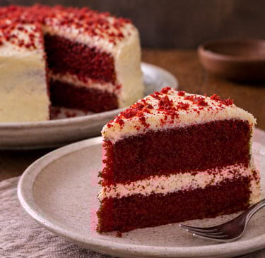 bolo red velvet simples e barato caseiro com cobertura cremosa