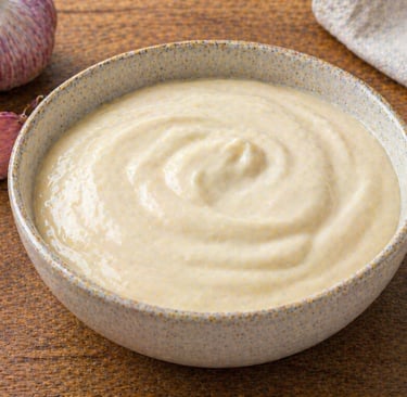 patê de alho cremoso caseiro com textura lisa natural