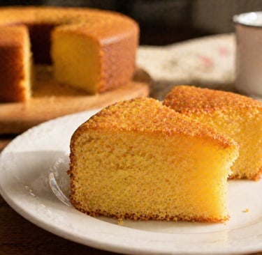 bolo de fubá fofinho caseiro com textura macia e dourada